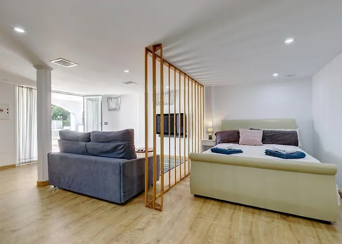 Modern Independent Studio Apt In Luxury Villa