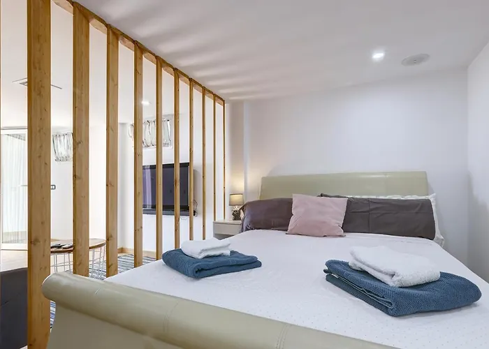 Modern Independent Studio Apt In Luxury Villa